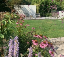 Kleine moderne tuin met spa en bloemenborder